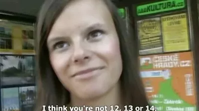 Dude ដាក់ចុះនៅលើគ្រែនិង fucked ចងឡើងមិត្តស្រី