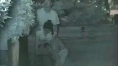 ក្មេងស្រីស្រស់ស្អាត rubs pussy មានរោមជាមួយម្រាមដៃ