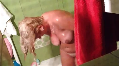 ស្ត្រី busty រីករាយធ្វើការនៅលើ pussies