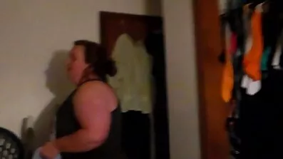 Blowjob ផ្អែមមុនពេល fucking បុរសម្នាក់សាច់ដុំរំភើប
