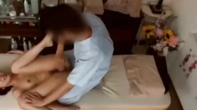 Tits ដ៏ស្រស់ស្អាតជាមួយនឹងពណ៌ទង់ដែងដ៏ធំមួយមានភាពសប្បាយរីករាយជាមួយនឹងគូស្នេហ៍របស់នាង។