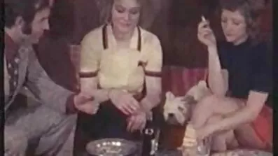 Fucks ឆ្កេត្រេកត្រអាលក្មេងស្រីជាមួយ strapon ក្នុង pussy និង asshole