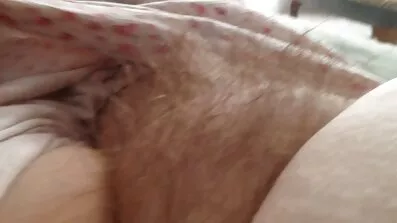 ស្ថិតនៅលើគ្រែនិង masturbates ម៉ាស្សា pussy
