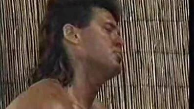 ក្មេងរពិសមែនទេ masturbated ដោយបុរសម្នាក់ដែលបានមើលពួកគេអាក្រាតមួយ