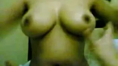 អាគ្នេយ៍ pulcino chick បាន fucks មិត្តភក្តិនៅក្នុង mink ជាមួយ strapon