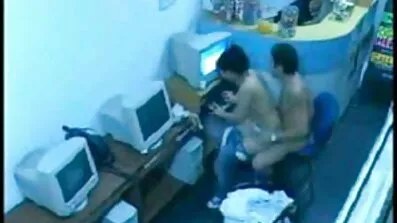 ឆ្កេស្អាត caress pussy និង pisses របស់នាងពីសកម្មភាពបែបនេះ