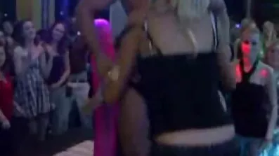 ក្មេងស្រីក្នុង corset cumshot ពីរំញ័រតូចមួយ