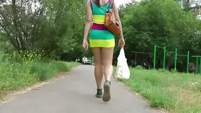 ភាពស្រស់ស្អាតរបស់នាង pussy ឃ្លានអង្គុយនៅលើមាន់នៅក្នុងអាងងូតទឹក