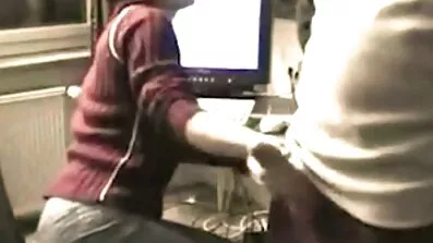 បុរស fuck មួយស្លុត busty ដោយគ្មានបញ្ហា