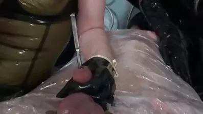 ចាប់សរសៃកីលា fucked ម៉ាស៊ីនភ្ញៀវនៅក្នុង pussy