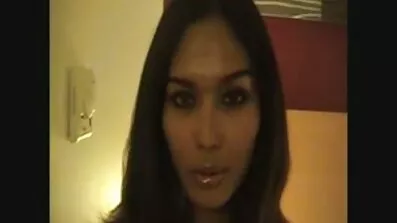 សម្រាប់ពណ៌ទង់ដែង cumshot ដ៏ស្រស់ស្អាត masturbates pussy របស់នាង