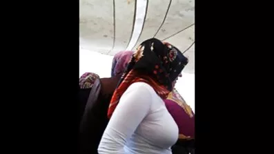Hottie រឹងប៉ឹងជិះរន្ធគូថផ្អៀង