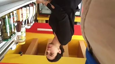 អ្នកបើកតាក់ស៊ី fucks chick បានខាងស្ដាំនៅក្នុងទ្វារមាសក្តៅ
