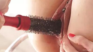 Brunette ត្រេកត្រអាល rubs pussy នៅលើខ្នើយ