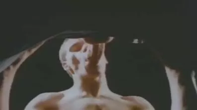 ចាក់ទម្លុះ pussy កោរជាមួយលិង្គផ្នែកខាងកោងរបស់គាត់
