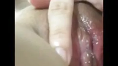 Brunette ជាមួយស្នាមសាក់ caress pussy របស់នាងនៅក្នុងផ្នែកខាងមុខនៃកាមេរ៉ា